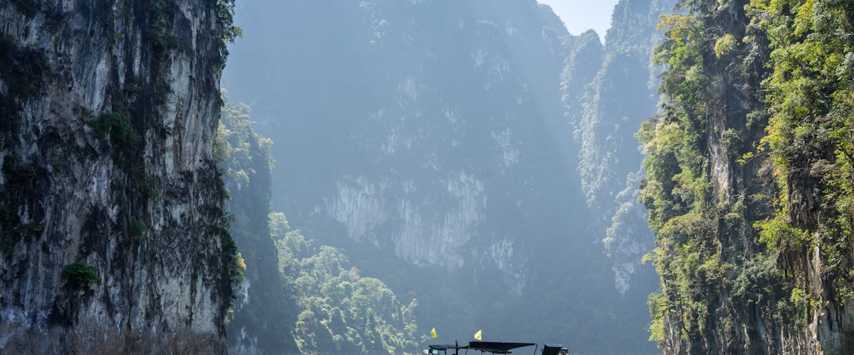 Lokale Markt in Phuket – kleurrijke kraampjes met vers fruit en streetfood