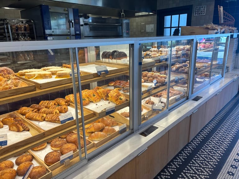 Paris Baguette dining area