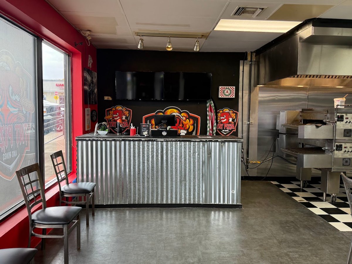 TNT Pizza and Wings dining area