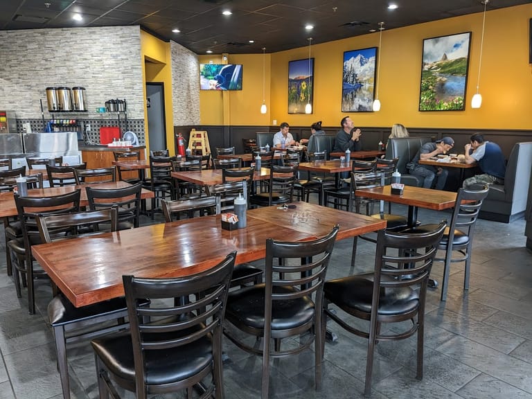 Phở Vy dining area