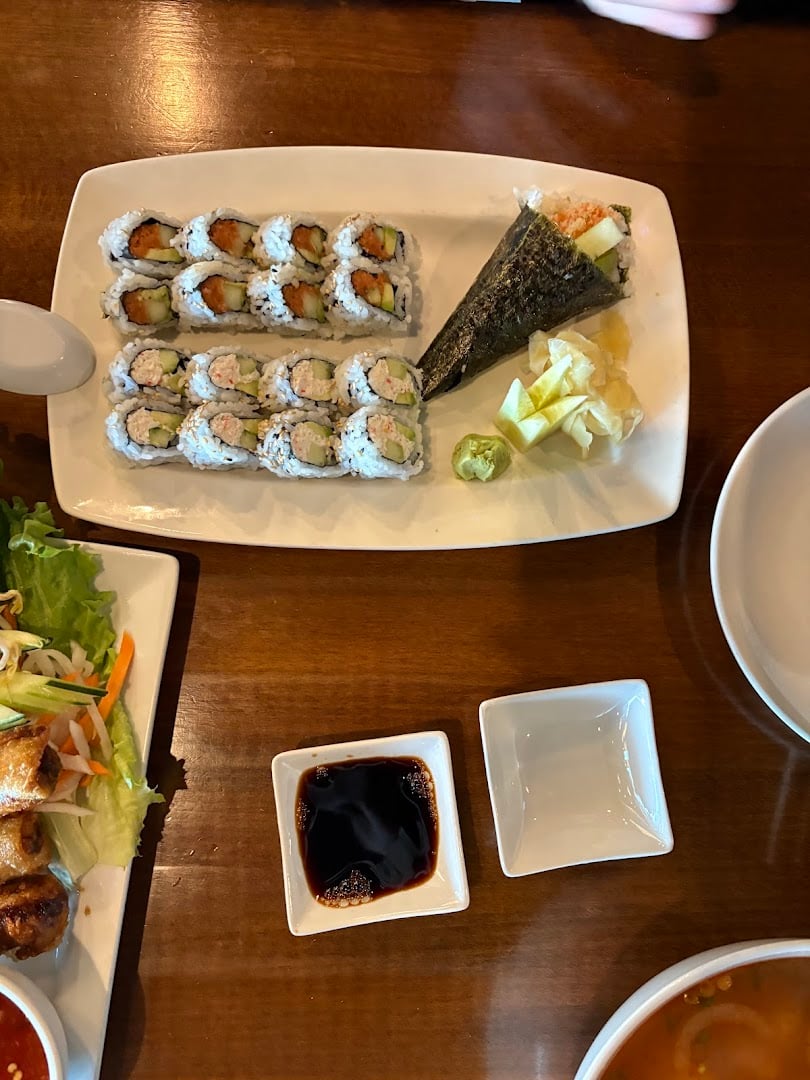 Vy Sushi Bar & Pho Vy - Parker atmosphere and seating