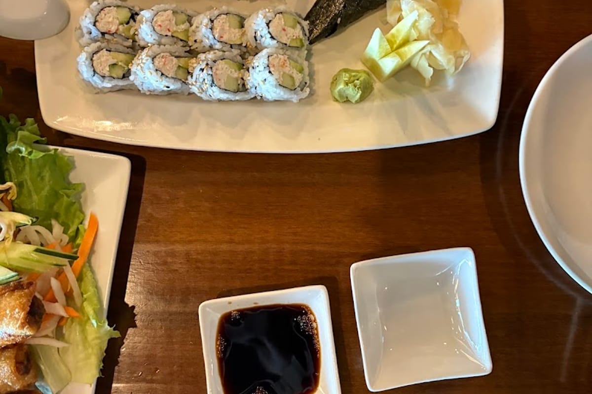 Vy Sushi Bar & Pho Vy - Parker atmosphere and seating