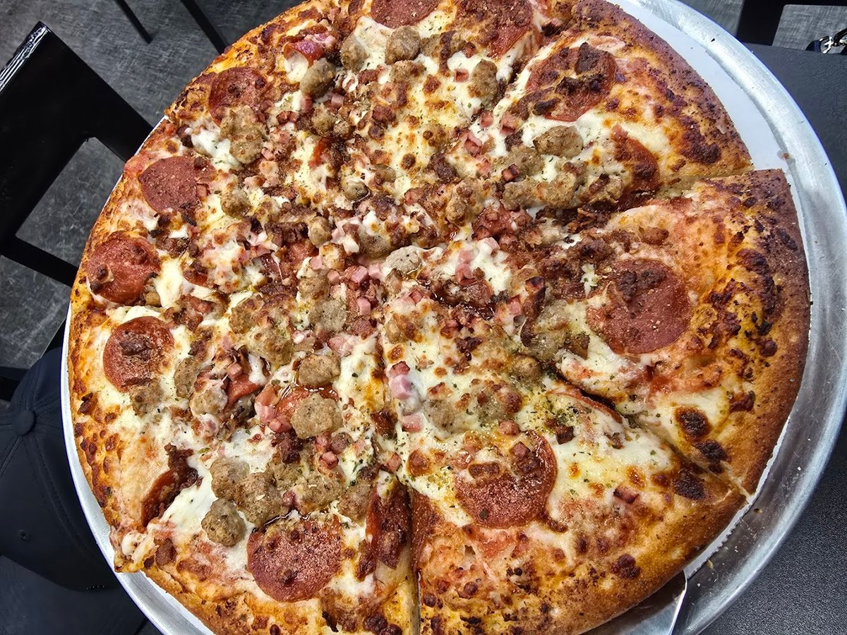 TNT Pizza and Wings atmosphere and seating