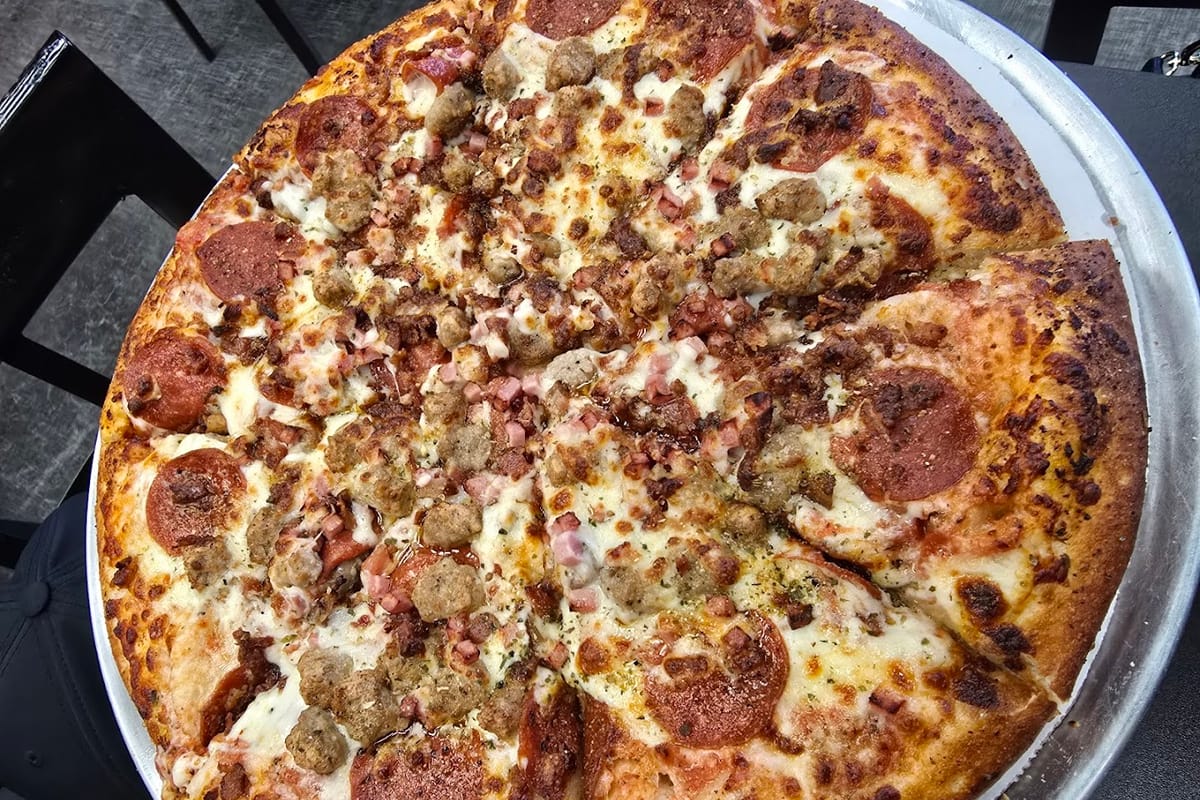 TNT Pizza and Wings atmosphere and seating