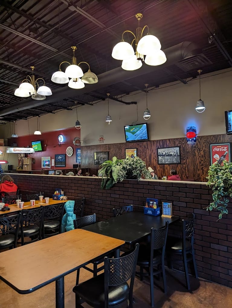 Stumpy's Pizza atmosphere and seating
