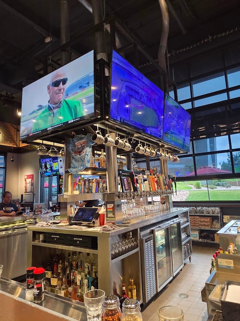 Old Chicago Pizza + Taproom dining area