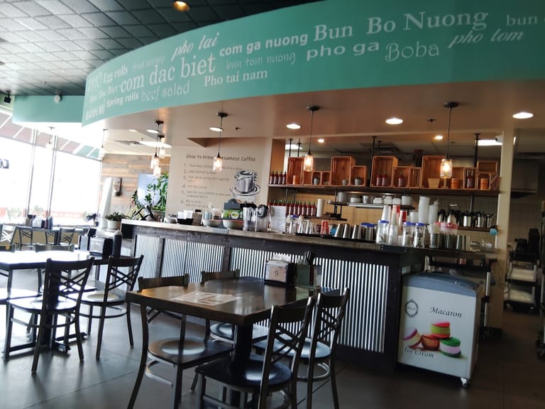 What The Phở @ Parker atmosphere and seating