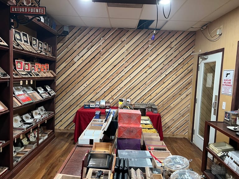 Casbar Cigar dining area