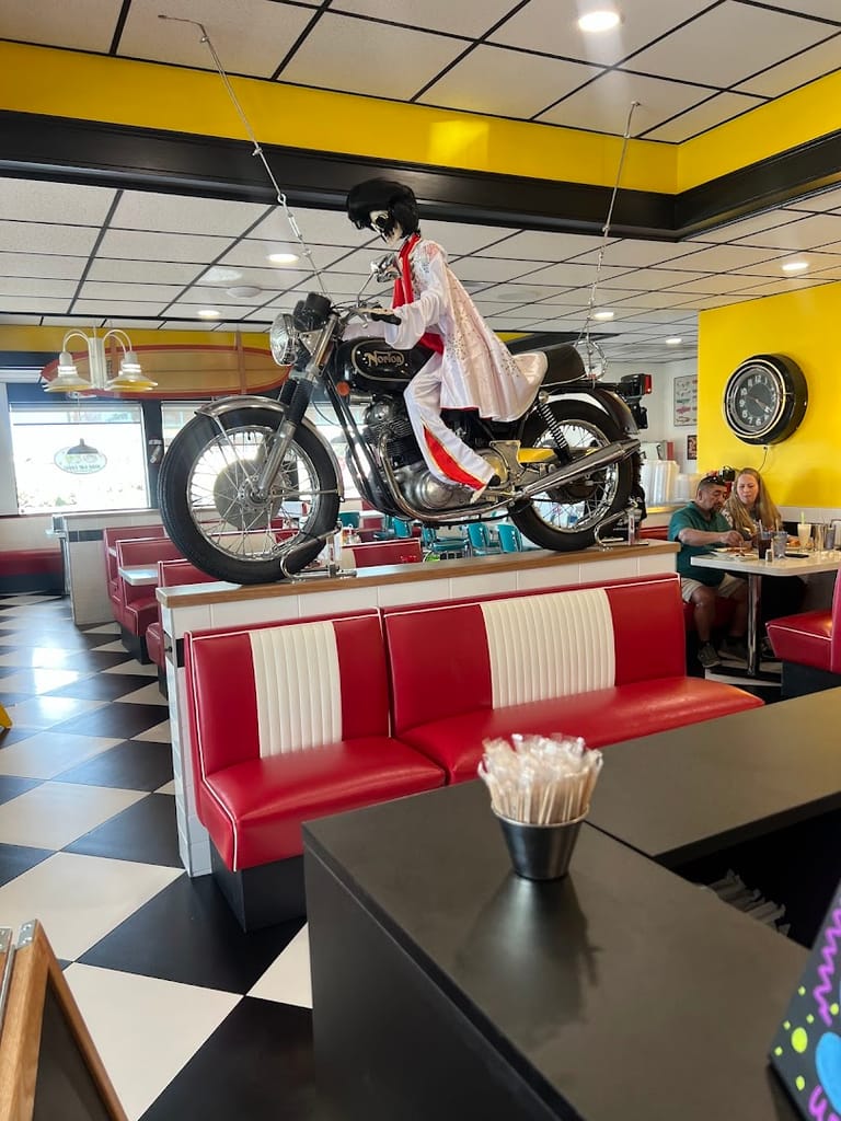 Gunther Toody's Diner atmosphere and seating