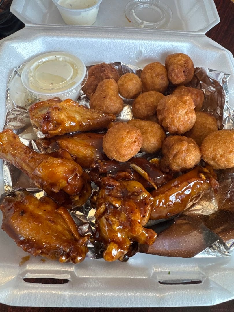 Antonio's Pizza Pasta Wings atmosphere and seating