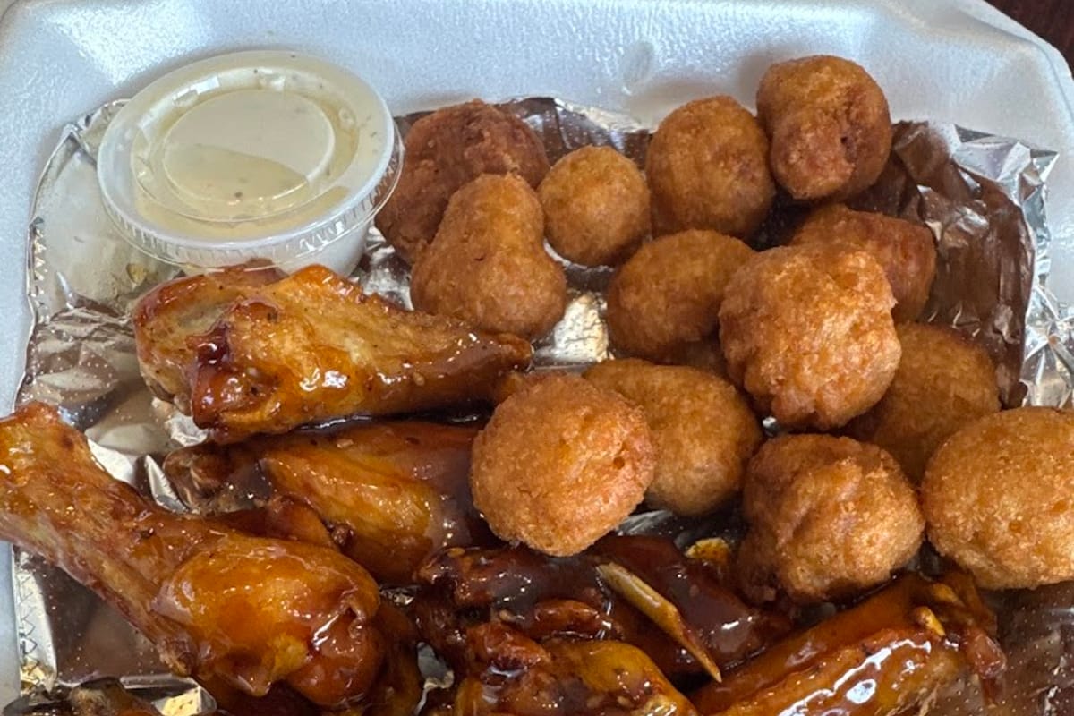 Antonio's Pizza Pasta Wings atmosphere and seating
