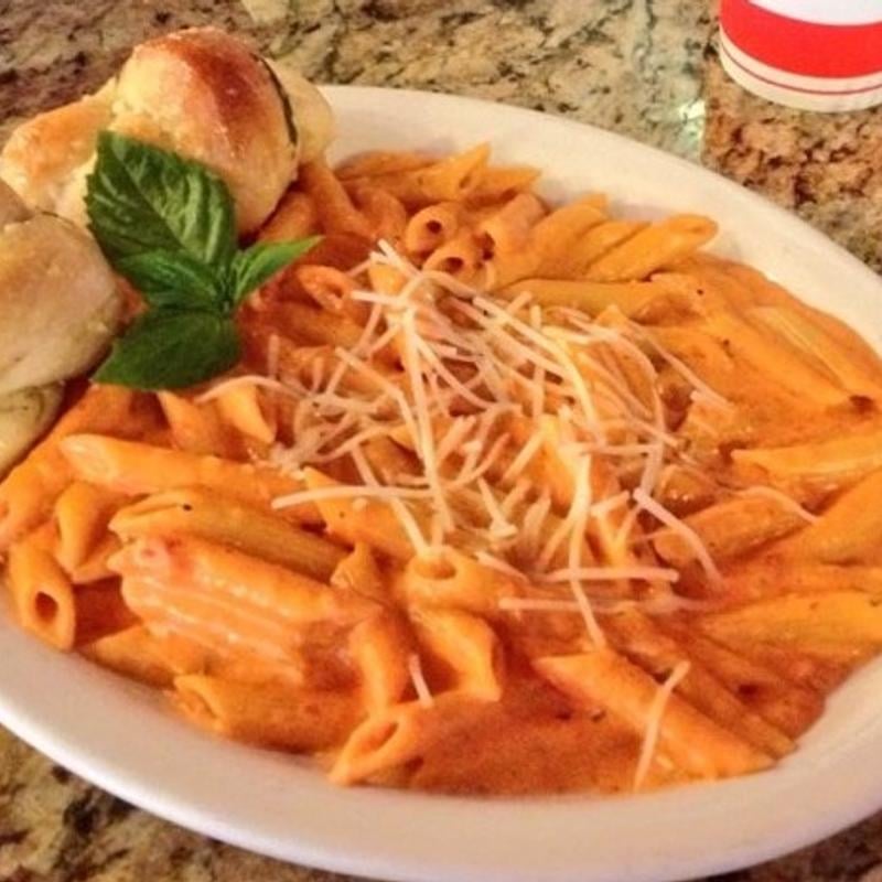 Colonna's Pizza dining area