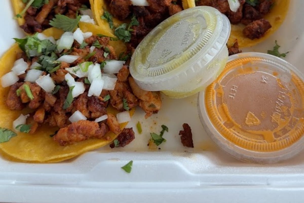 Tacos por Dias atmosphere and seating