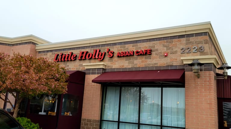 Little Holly's Asia Cafe atmosphere and seating