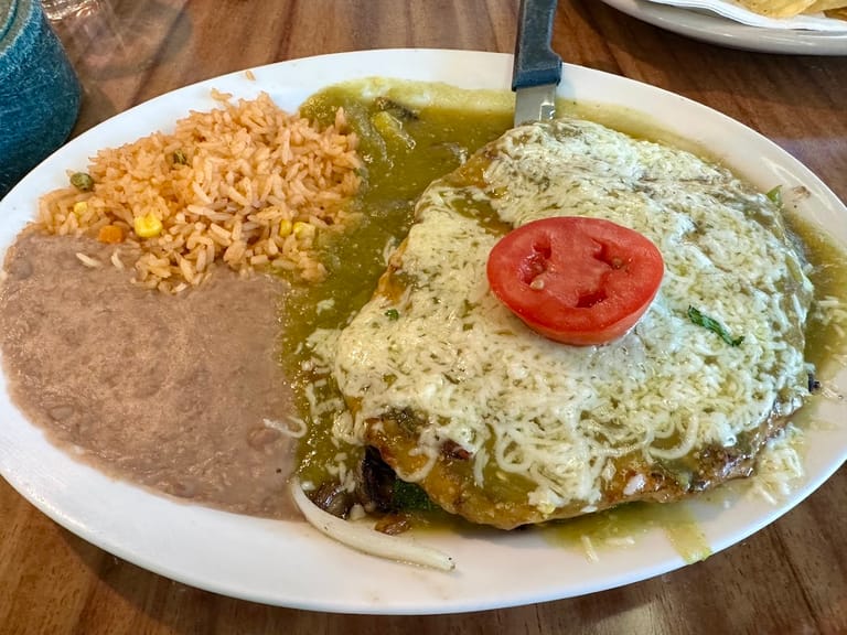 Los Dos Potrillos - Castle Rock atmosphere and seating