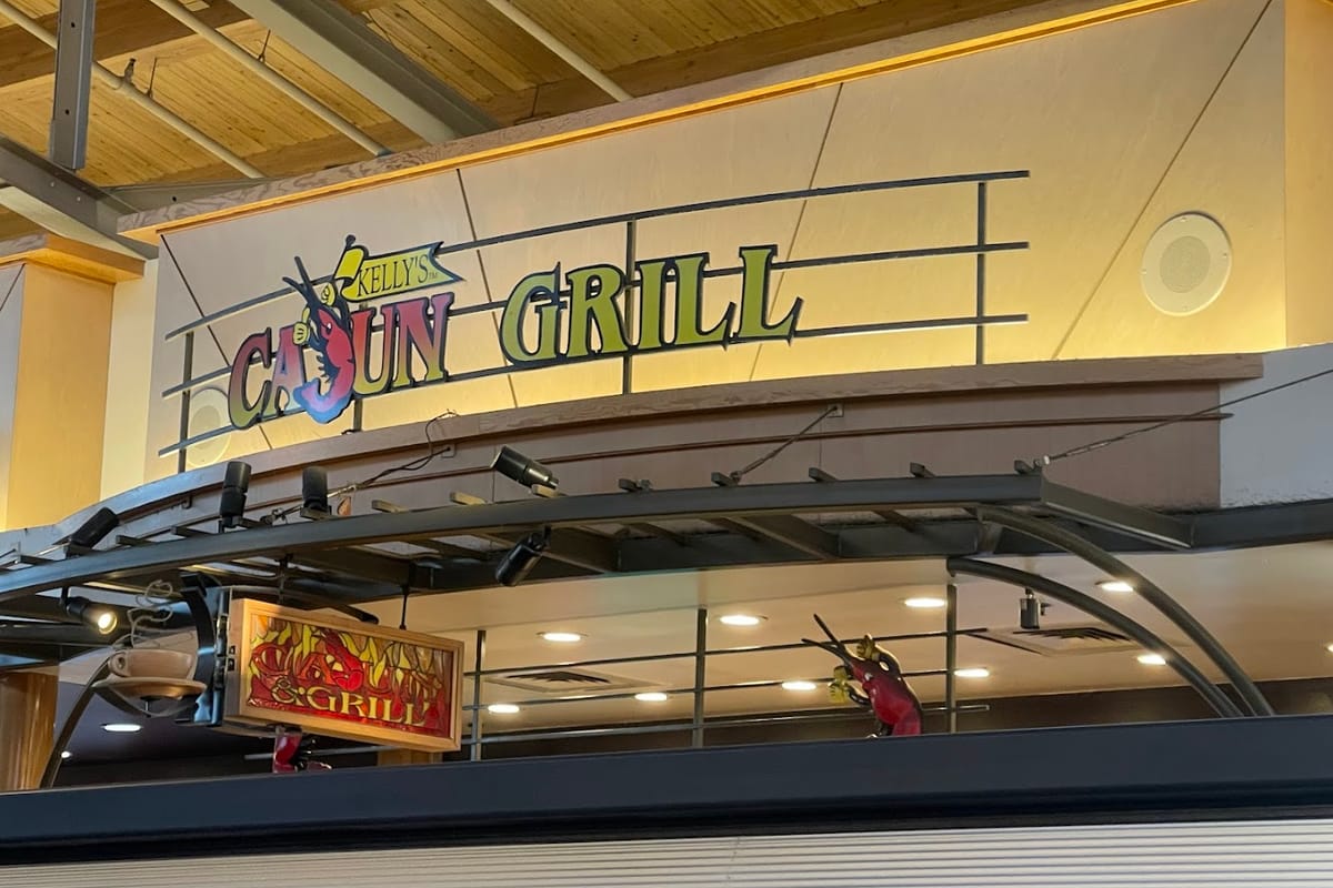 Kelly's Cajun Grill atmosphere and seating