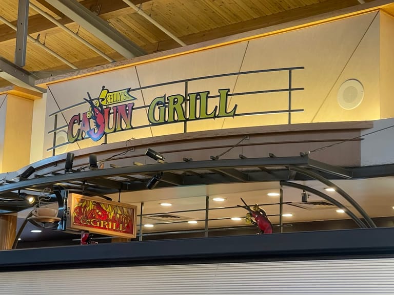 Kelly's Cajun Grill atmosphere and seating