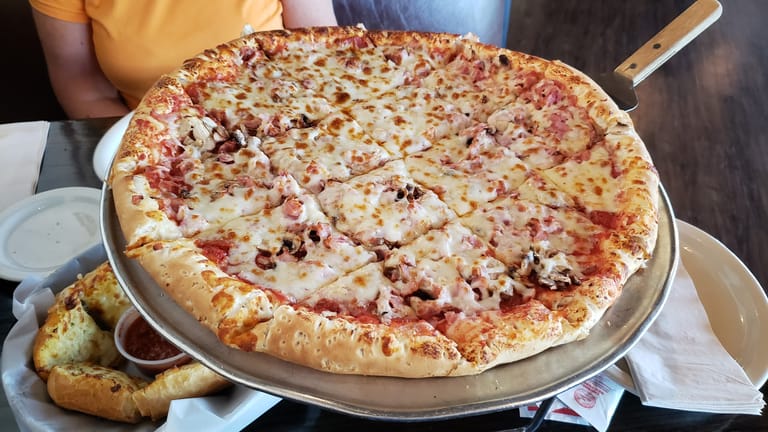 Nicolo's Chicago Style Pizza dining area
