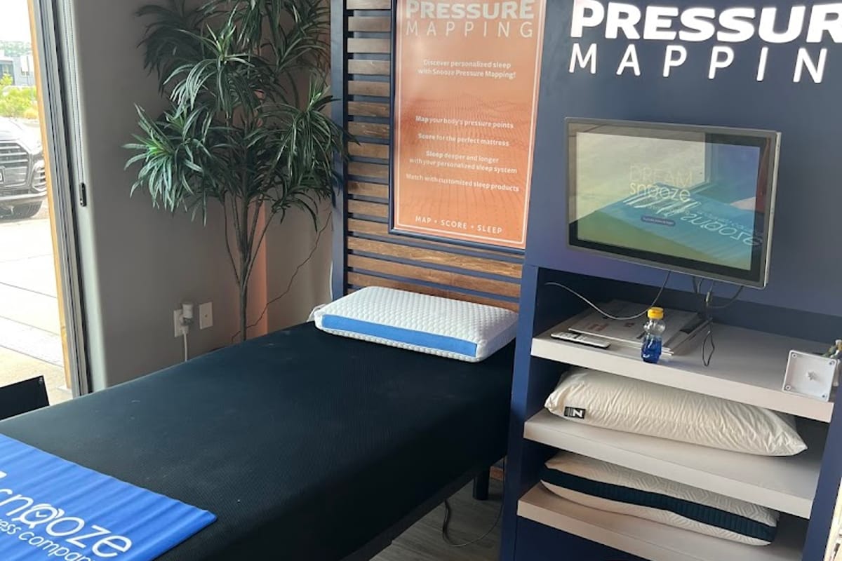 Snooze Mattress dining area