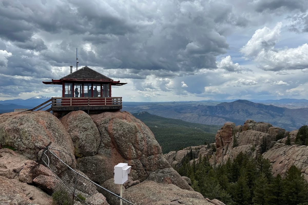Devil's Head Lookout atmosphere and seating