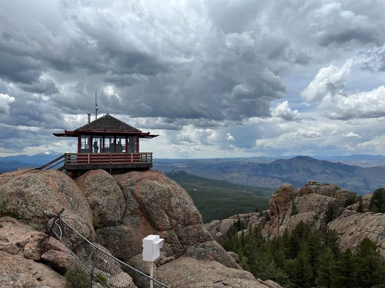 Devil's Head Lookout atmosphere and seating
