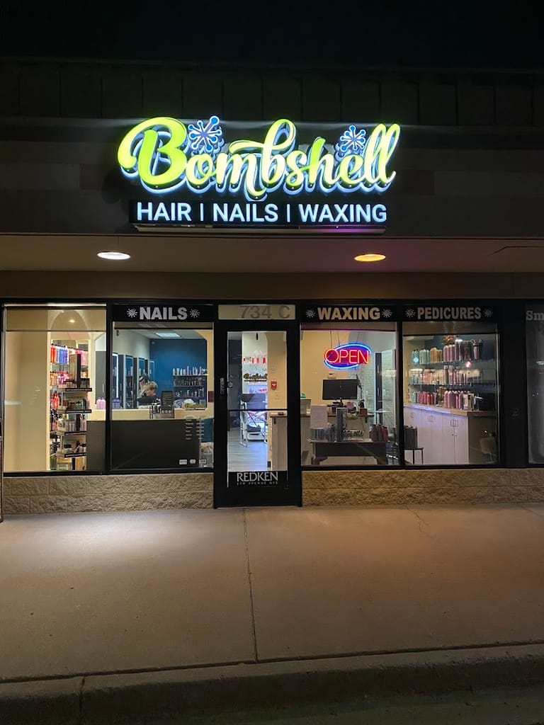 Bombshell Hair Nails Waxing dining area