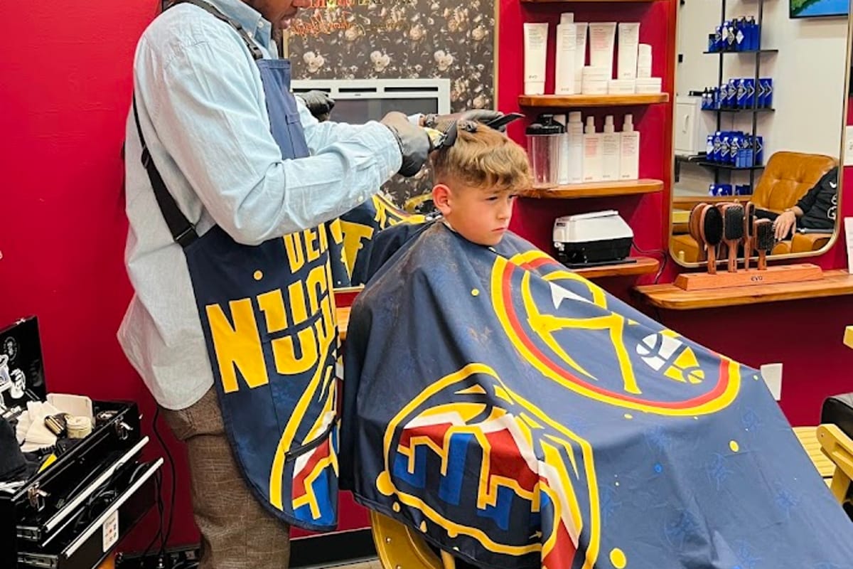 HW Barbering - Highlands Ranch Town Center North atmosphere and seating