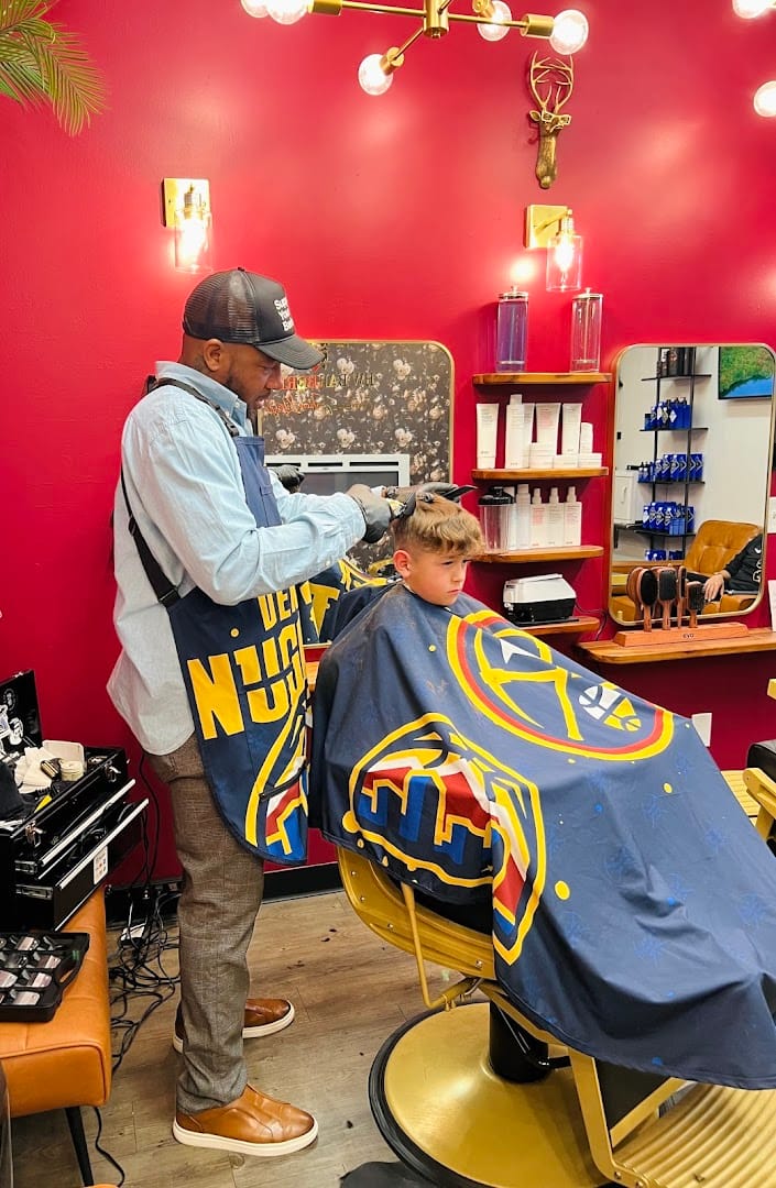 HW Barbering - Highlands Ranch Town Center North atmosphere and seating