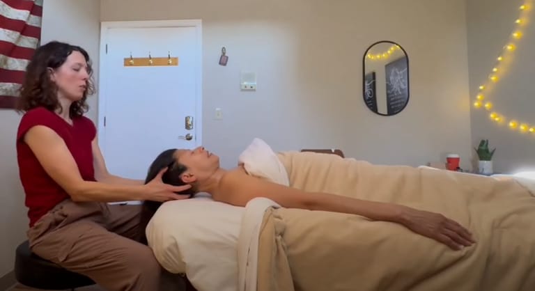 KUZI Massage & Body atmosphere and seating