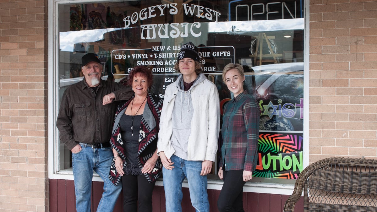 Bogey's West Music atmosphere and seating