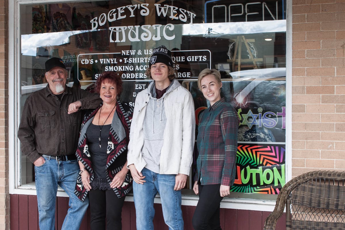 Bogey's West Music atmosphere and seating