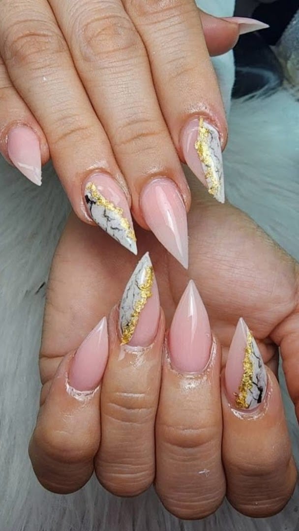 V's Nails atmosphere and seating