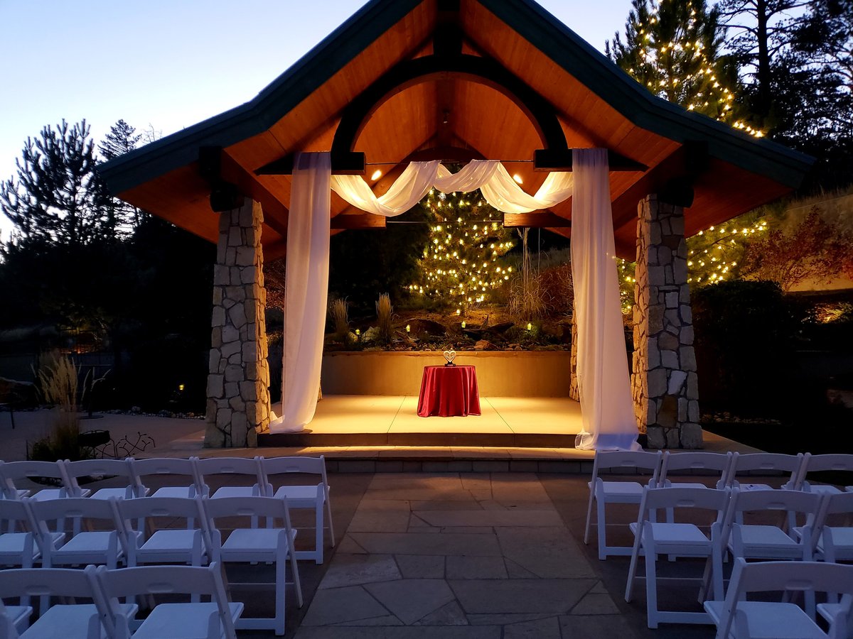 Cielo at Castle Pines dining area