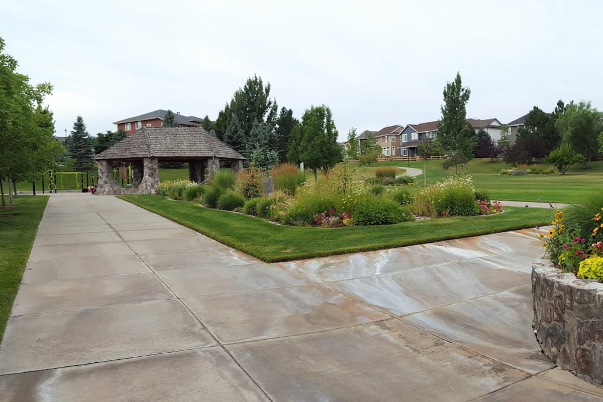 Spearwood Park at Firelight at Highlands Ranch dining area