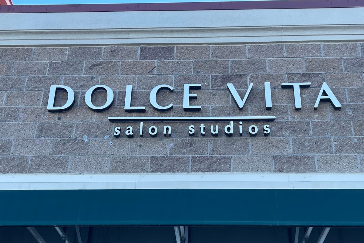 Dolce Vita Salons dining area
