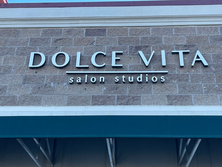 Dolce Vita Salons dining area