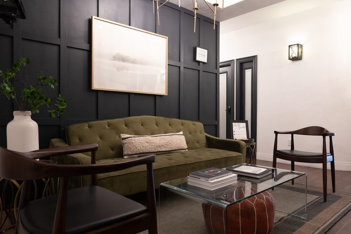 La Creme- Located inside Dolce Vita Salon Studios atmosphere and seating