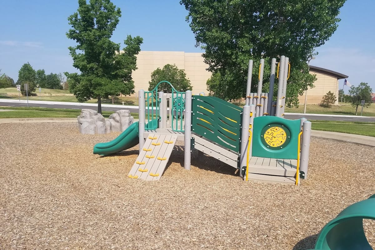 Meridian Commons Park atmosphere and seating
