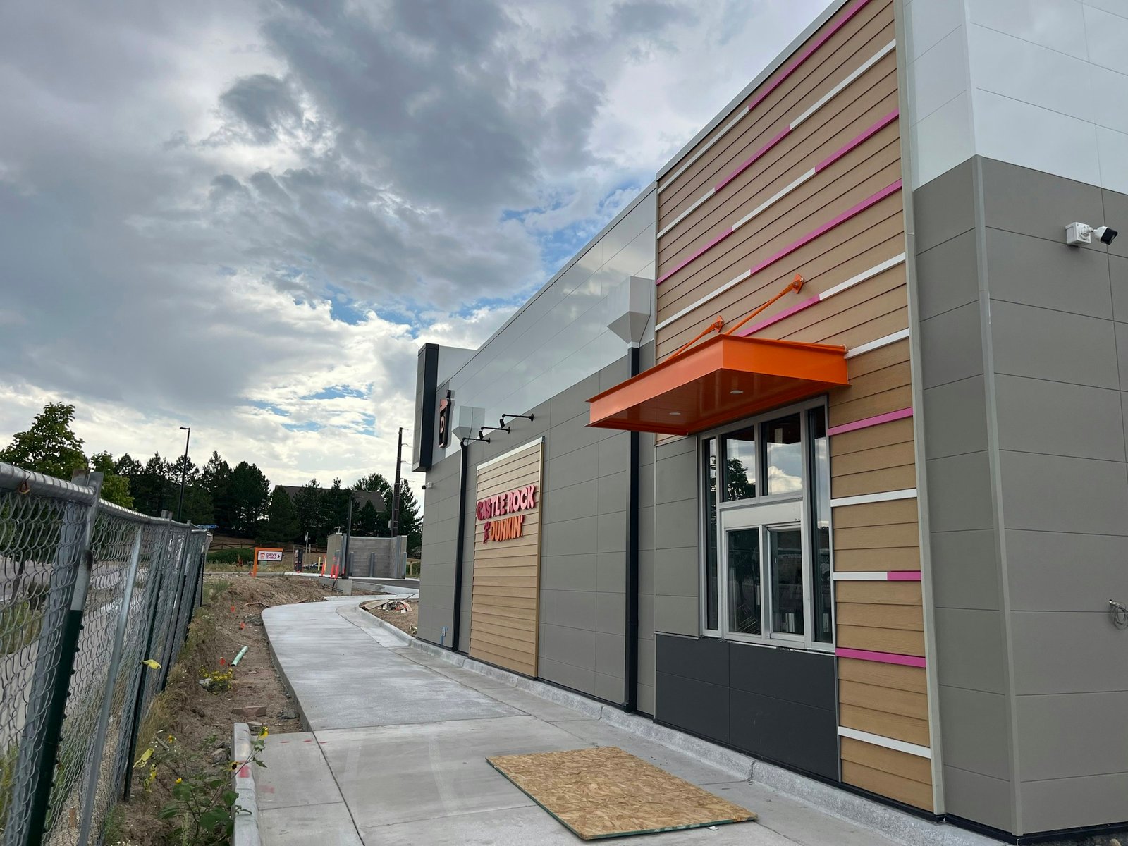 The Castle Rock ♥ Dunkin' sign beside the drive-thru window at 1185 Aloha Street