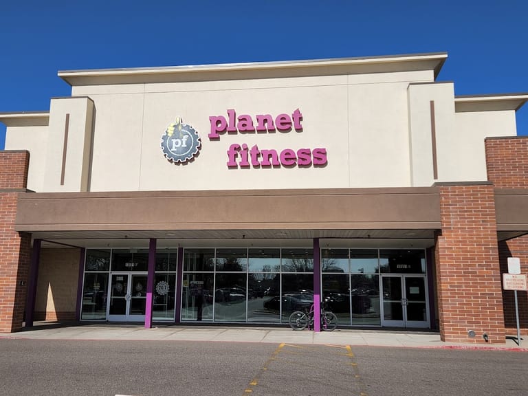 Planet Fitness atmosphere and seating