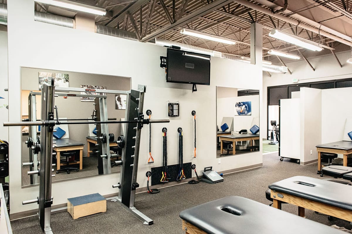 Synergy Sports and Rehab atmosphere and seating