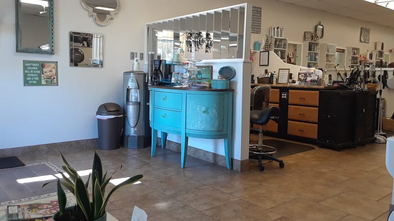 HSC SALON dining area