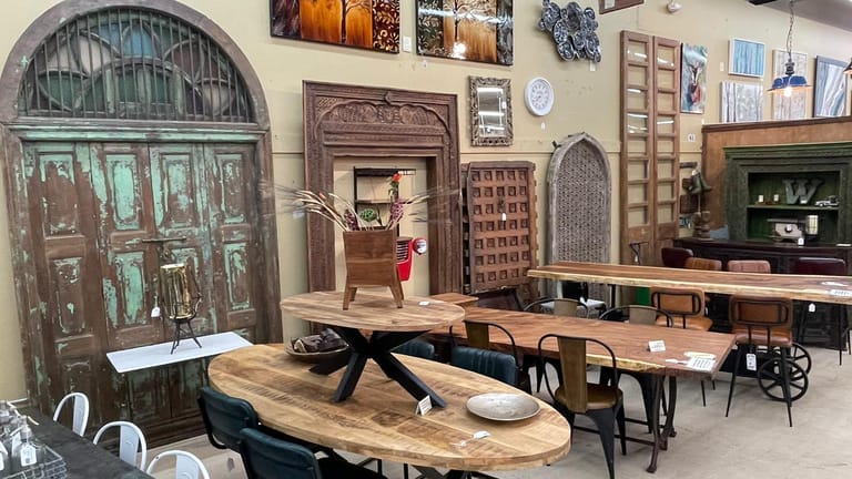 Rare Finds Warehouse - Highlands Ranch Furniture Store atmosphere and seating