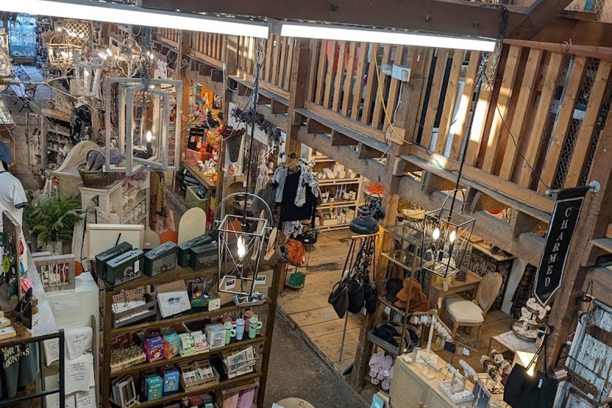 The Barn Antiques and Specialty Shops dining area