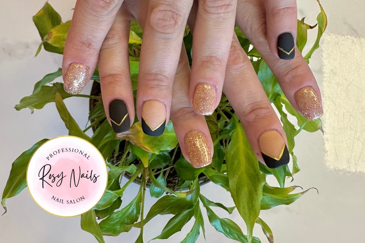 Rosy Nails dining area