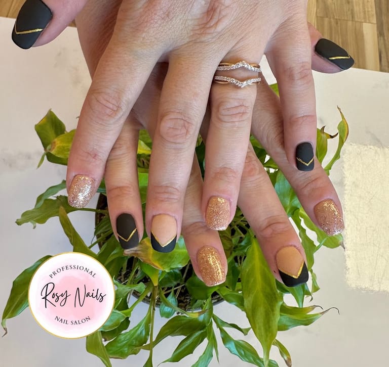 Rosy Nails dining area