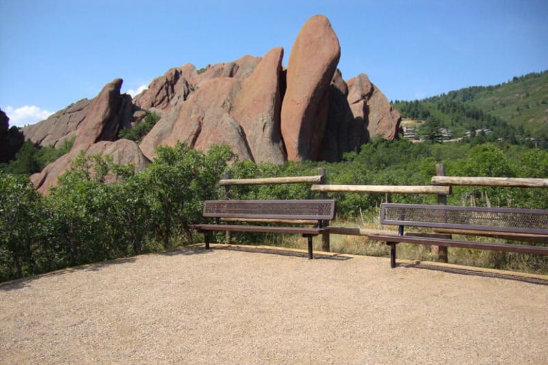 Benches at Fountain Valley Overlook facing red rock formations in Roxborough State Park