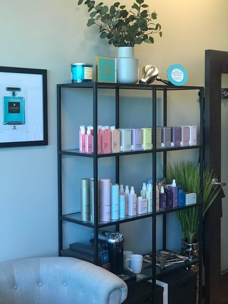 D Salon atmosphere and seating