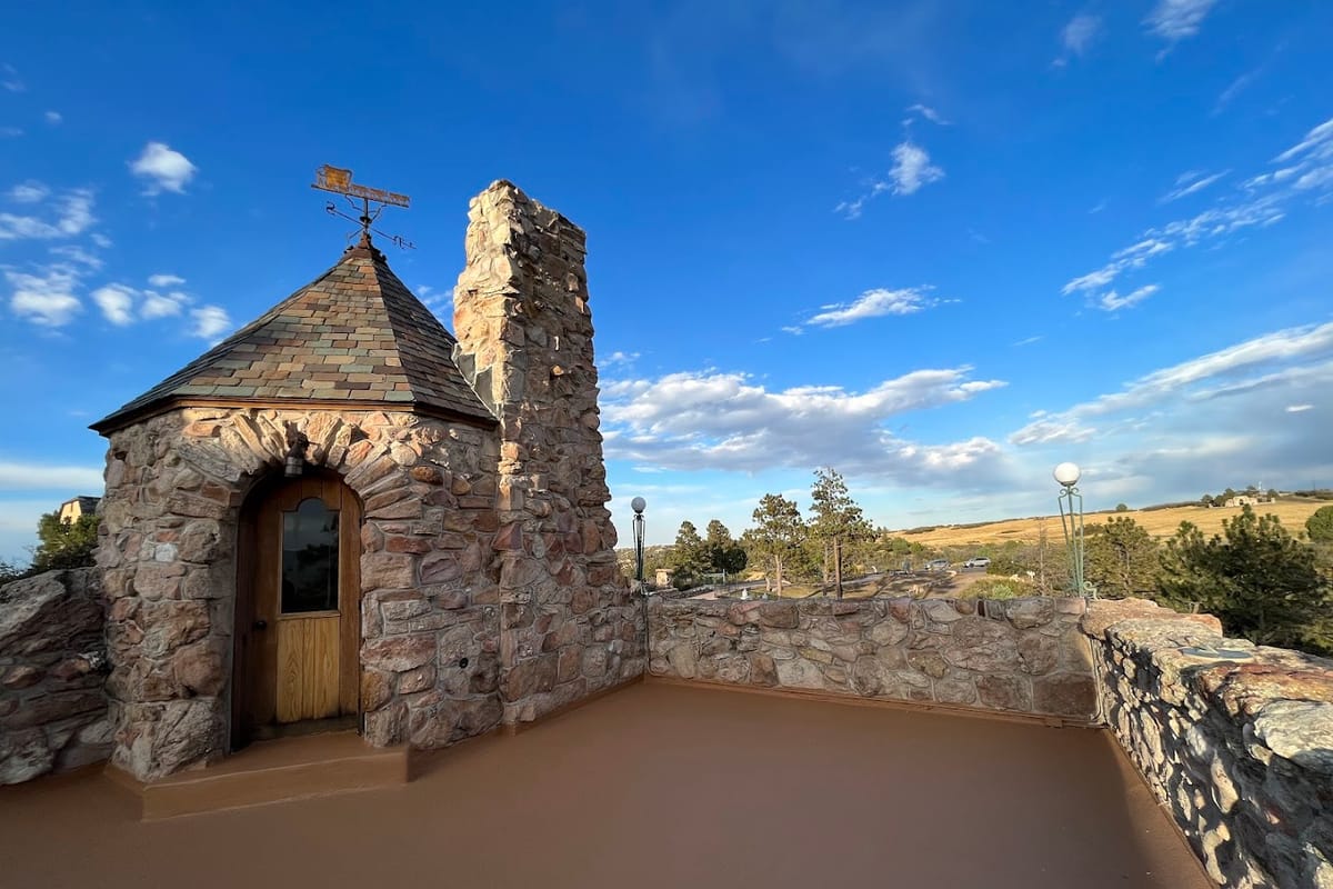 Cherokee Ranch & Castle dining area