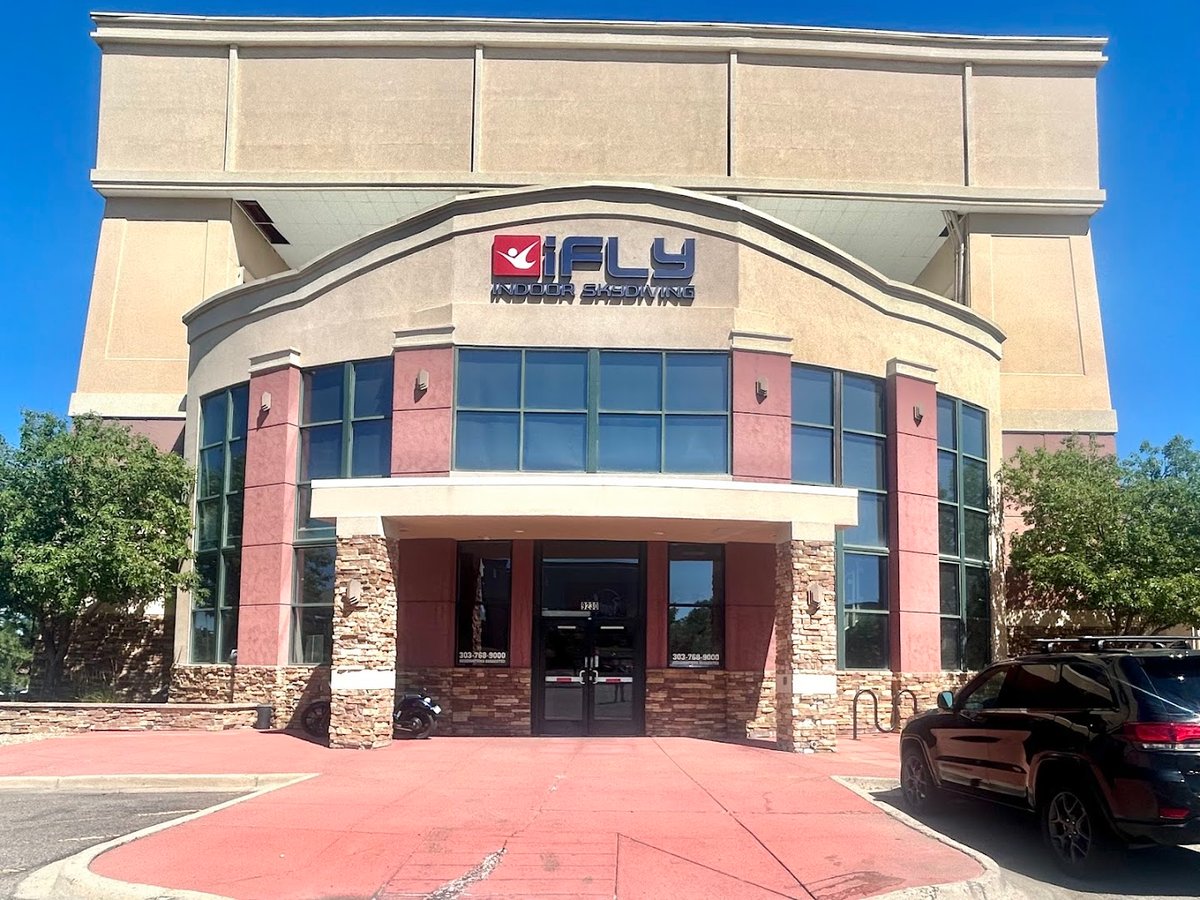 iFLY Indoor Skydiving - Denver atmosphere and seating